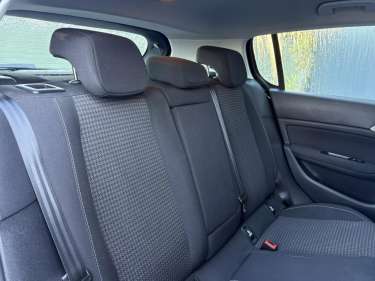 PEUGEOT 308 1.5 BlueHDI 130 EAT8 Active Business