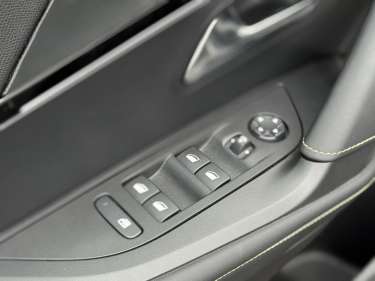 PEUGEOT 2008 Hybrid 136 e-DSC6 GT